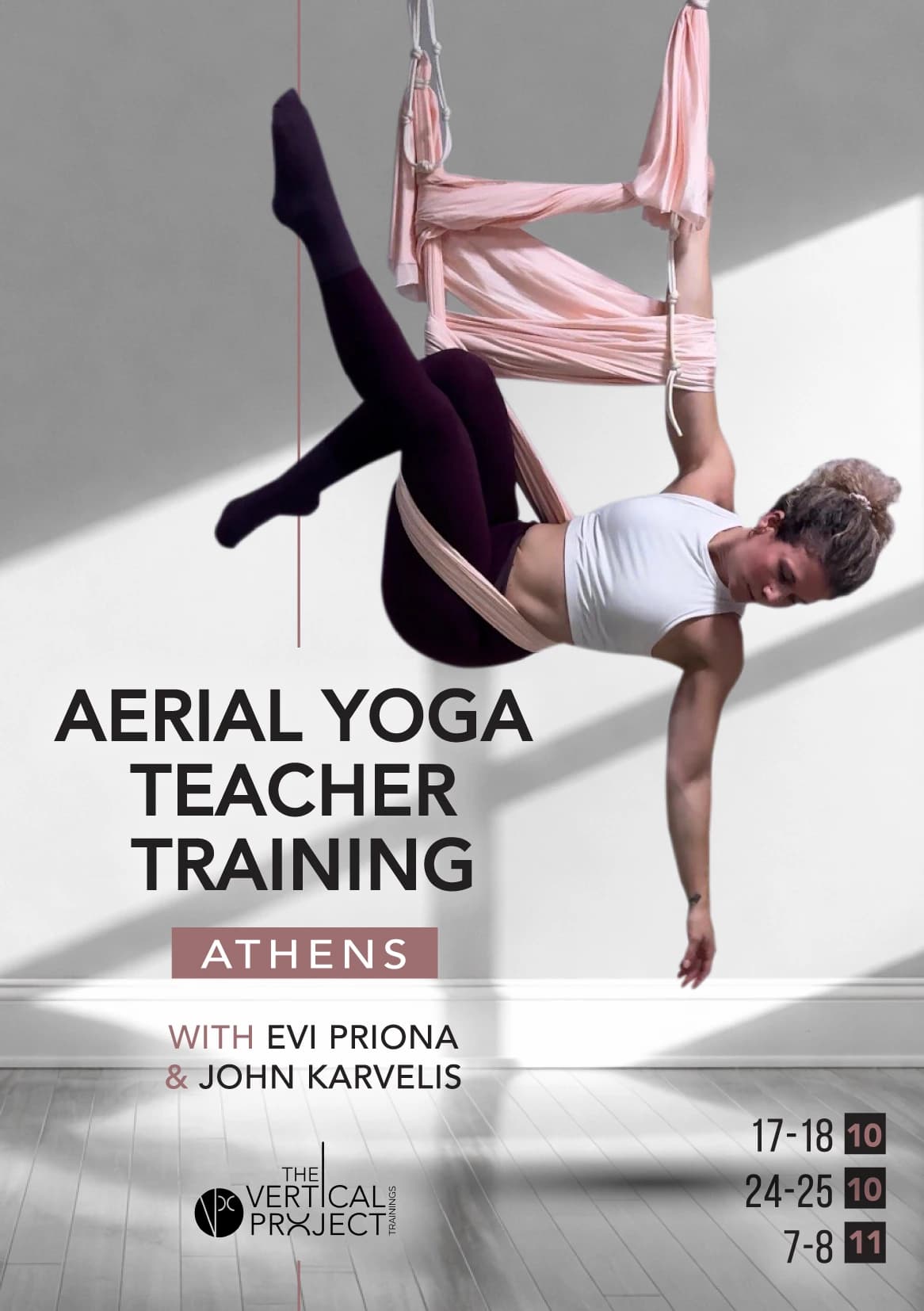 Γυναίκα σε προχωρημένη στάση aerial yoga, τυλιγμένη σε αιώρα, με φόντο το εσωτερικό ενός στούντιο.