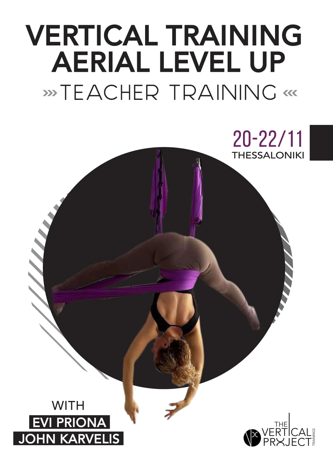 Γυναίκα σε προχωρημένη στάση aerial yoga, τυλιγμένη σε αιώρα, με φόντο το εσωτερικό ενός στούντιο.