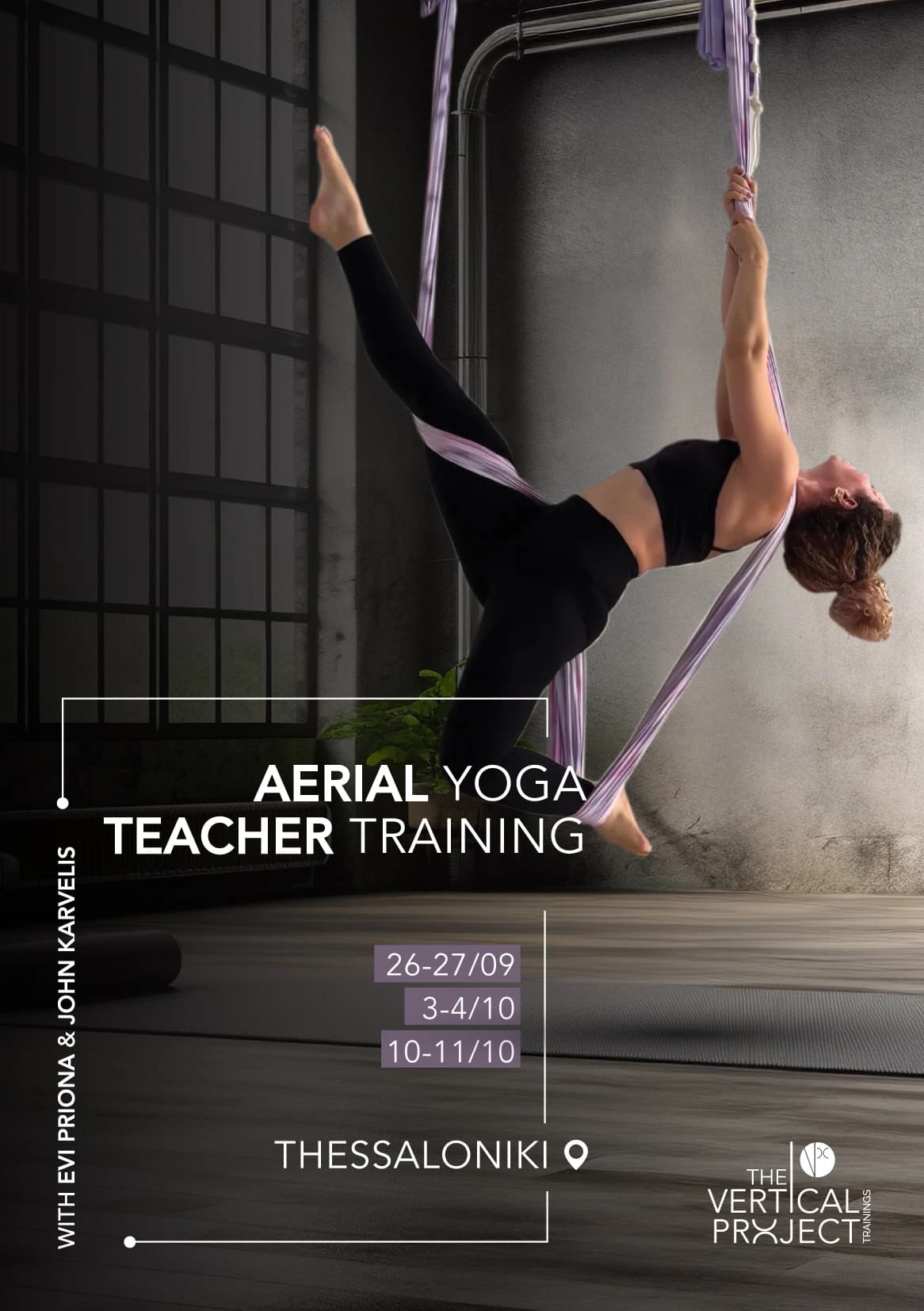 Γυναίκα σε προχωρημένη στάση aerial yoga, τυλιγμένη σε αιώρα, με φόντο το εσωτερικό ενός στούντιο.